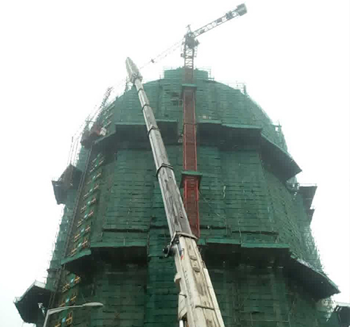 平和吊车在工地上作业